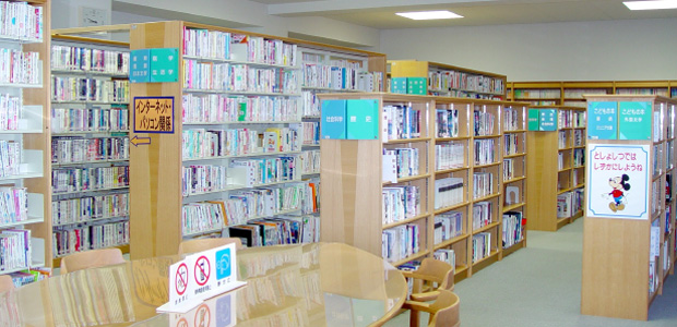 図書室の書棚の写真